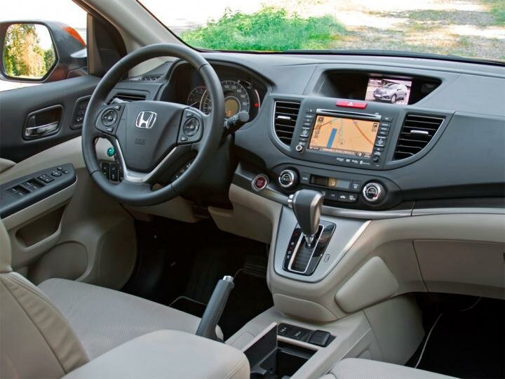 В новой Honda CR-V 2013 простое по современным меркам, но функциональное водительское место