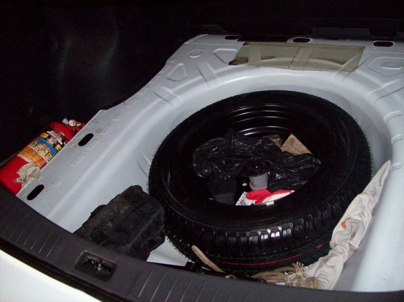 Запасное колесо в углублении багажника
