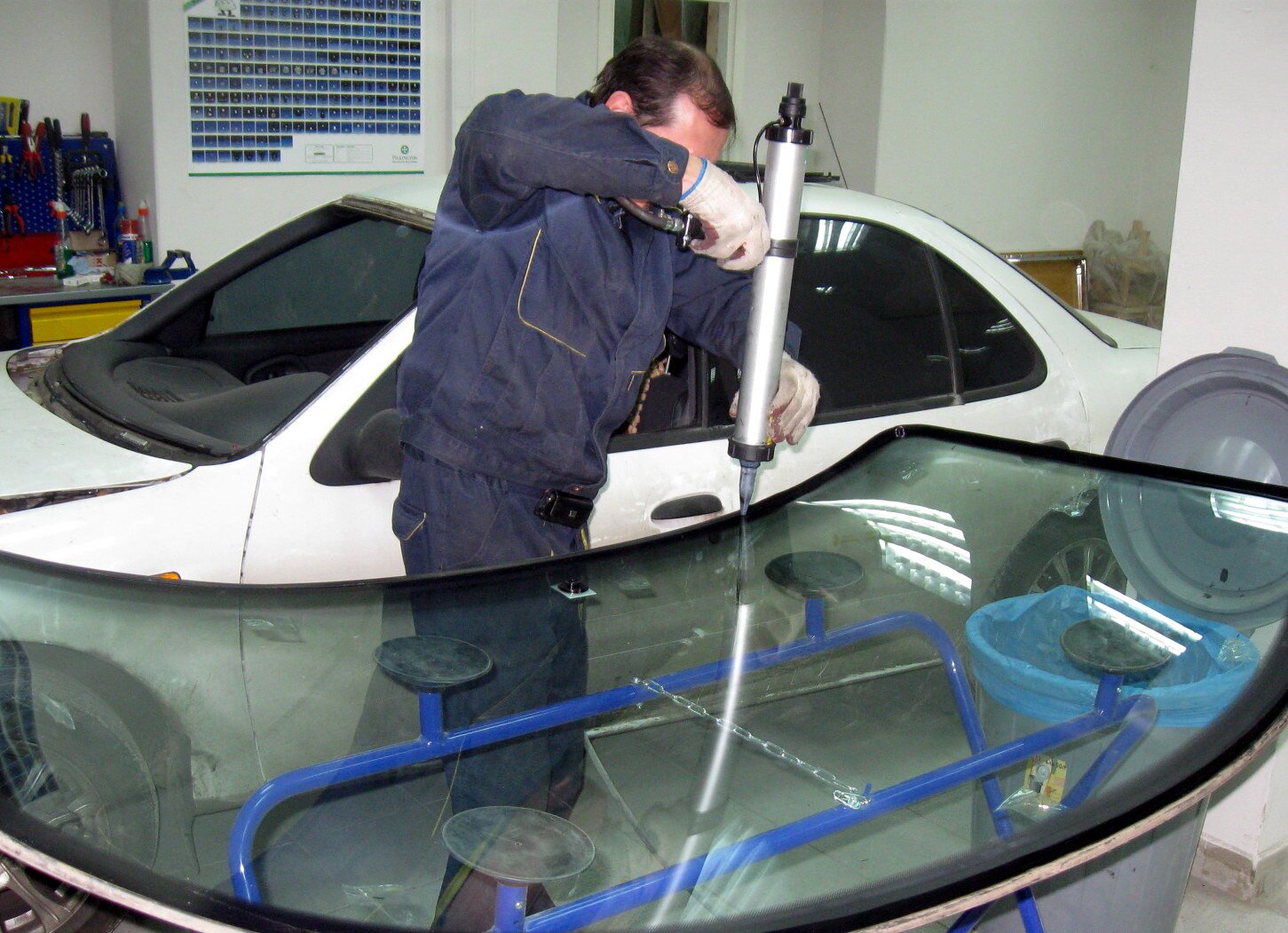 Подготовка стекла заднего багажника к установке
