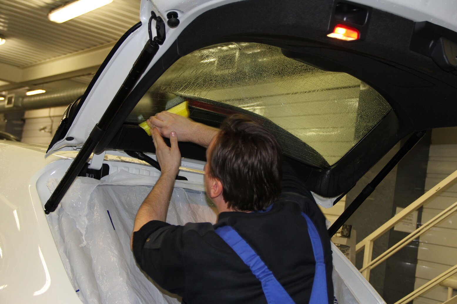 Завершение установки стекла багажника легкового автомобиля